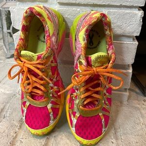 ASICS gel nooses tri 9. Breast cancer awareness